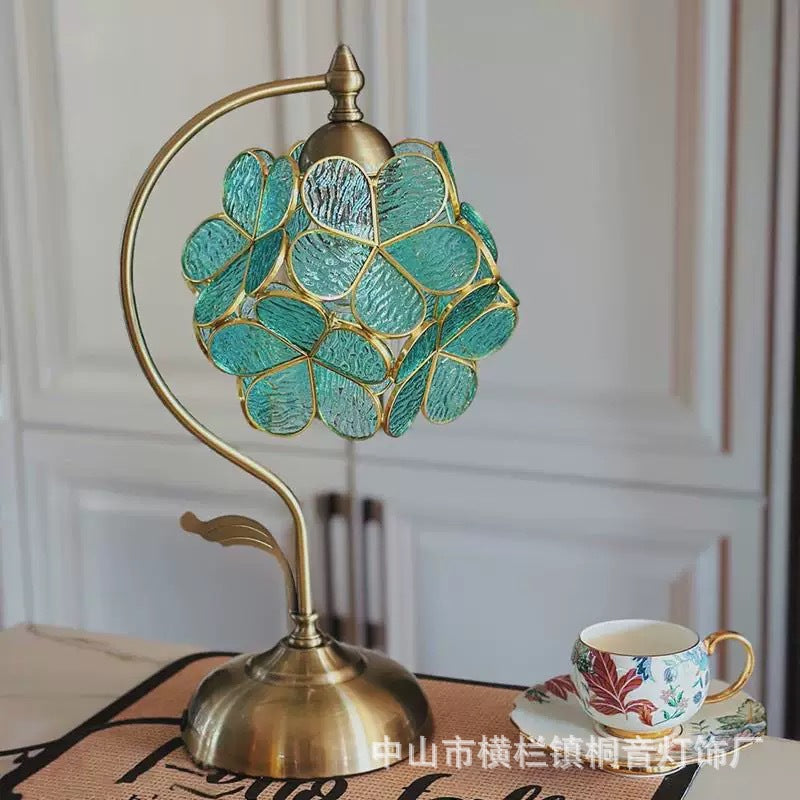 Romantisk Tiffany Bordlampe i Bronze med Blomsterdesign