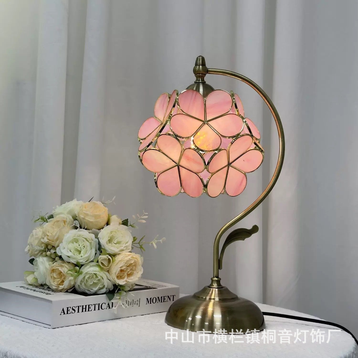 Romantisk Tiffany Bordlampe i Bronze med Blomsterdesign