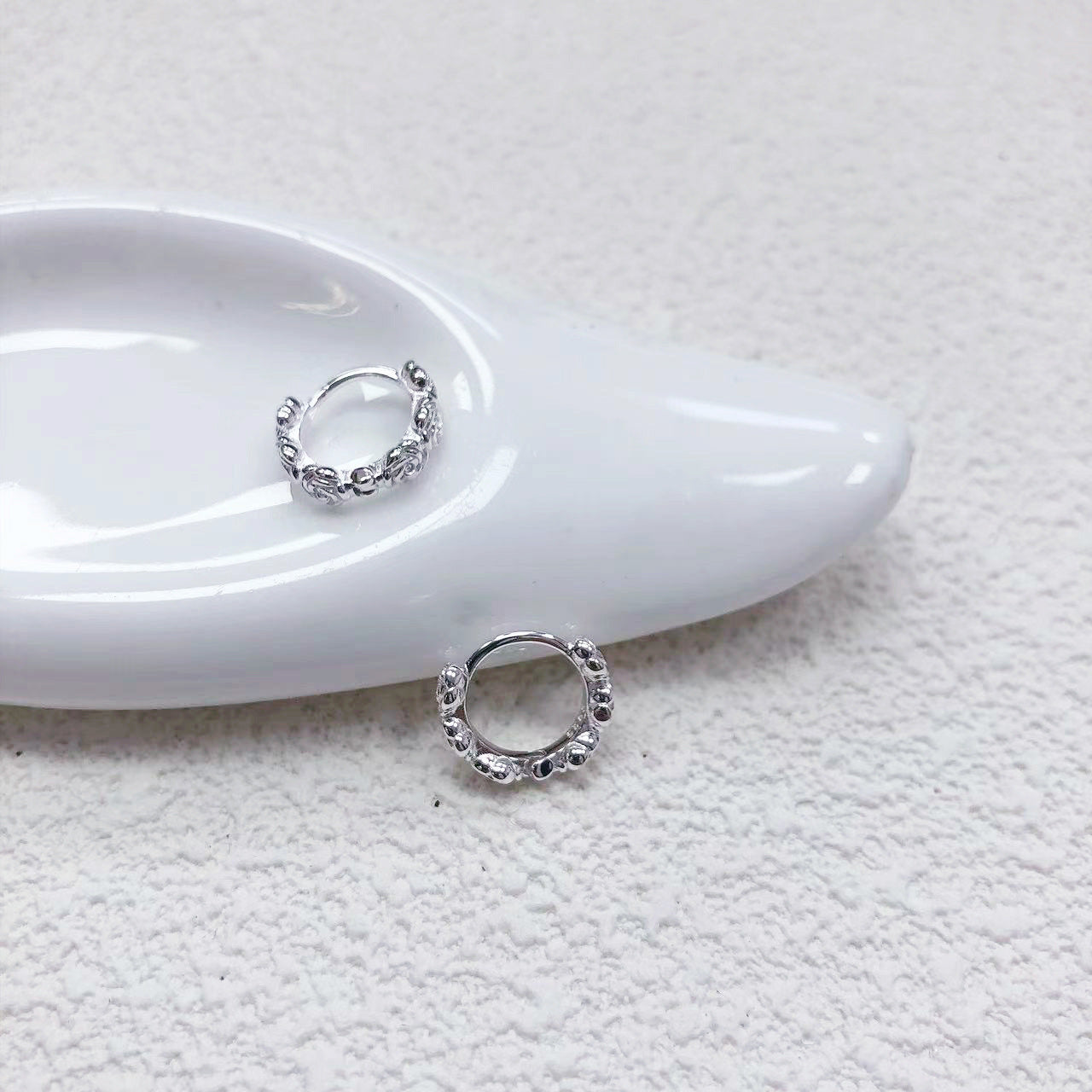 The S925 sterling silver rose earrings exude a high-end feminine charm. The quality ring ear les are gentle and sweet, and they are forest-style earrings