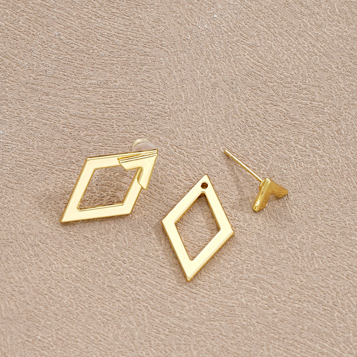 This diamond-shaped double-layer combination design exudes a sense of high-end elegance and is versatile for women's earrings