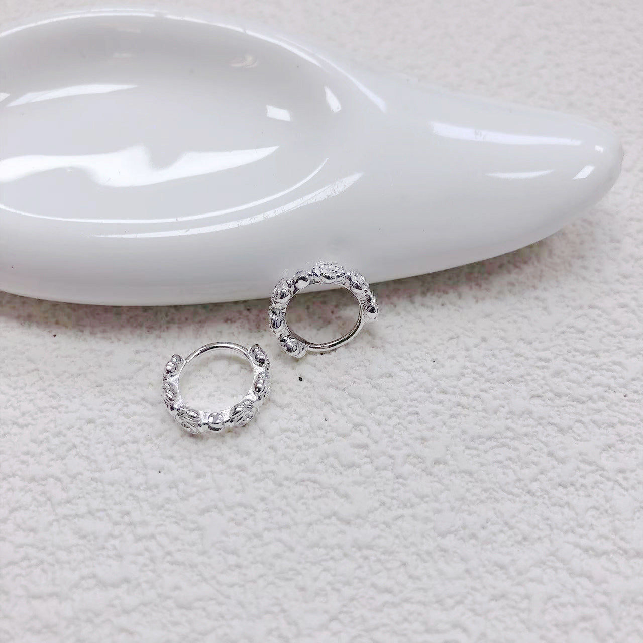 The S925 sterling silver rose earrings exude a high-end feminine charm. The quality ring ear les are gentle and sweet, and they are forest-style earrings