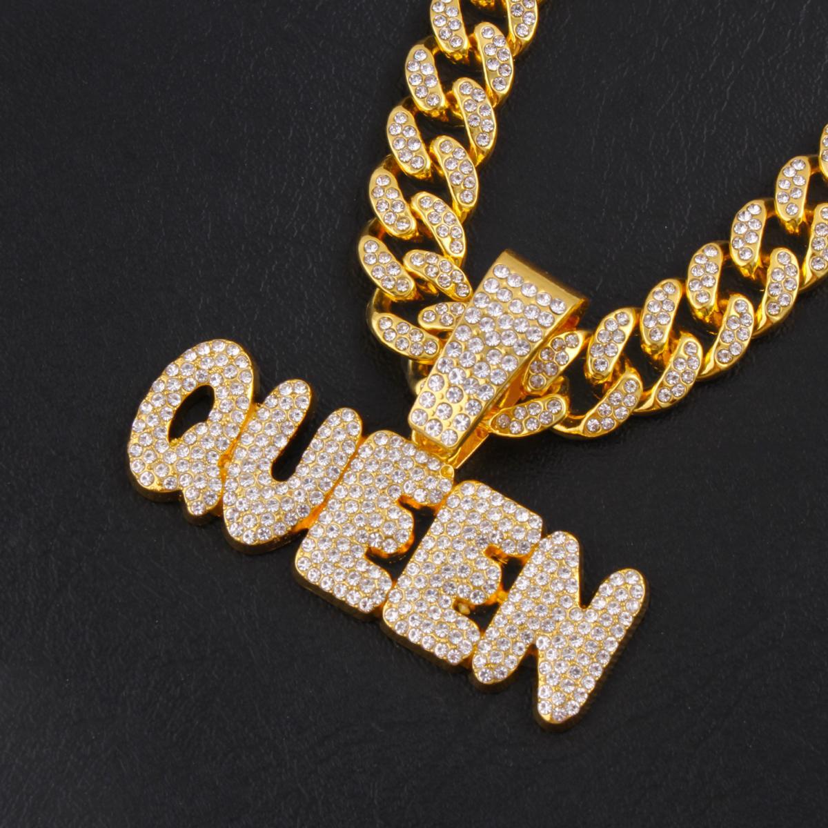 The QUEEN English letter pendant is adorned with Cuban cha