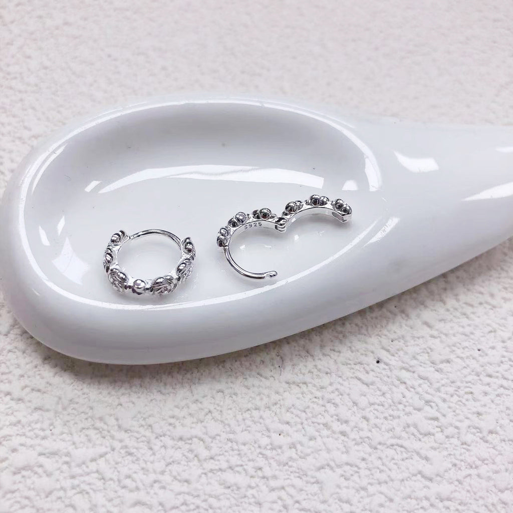 The S925 sterling silver rose earrings exude a high-end feminine charm. The quality ring ear les are gentle and sweet, and they are forest-style earrings