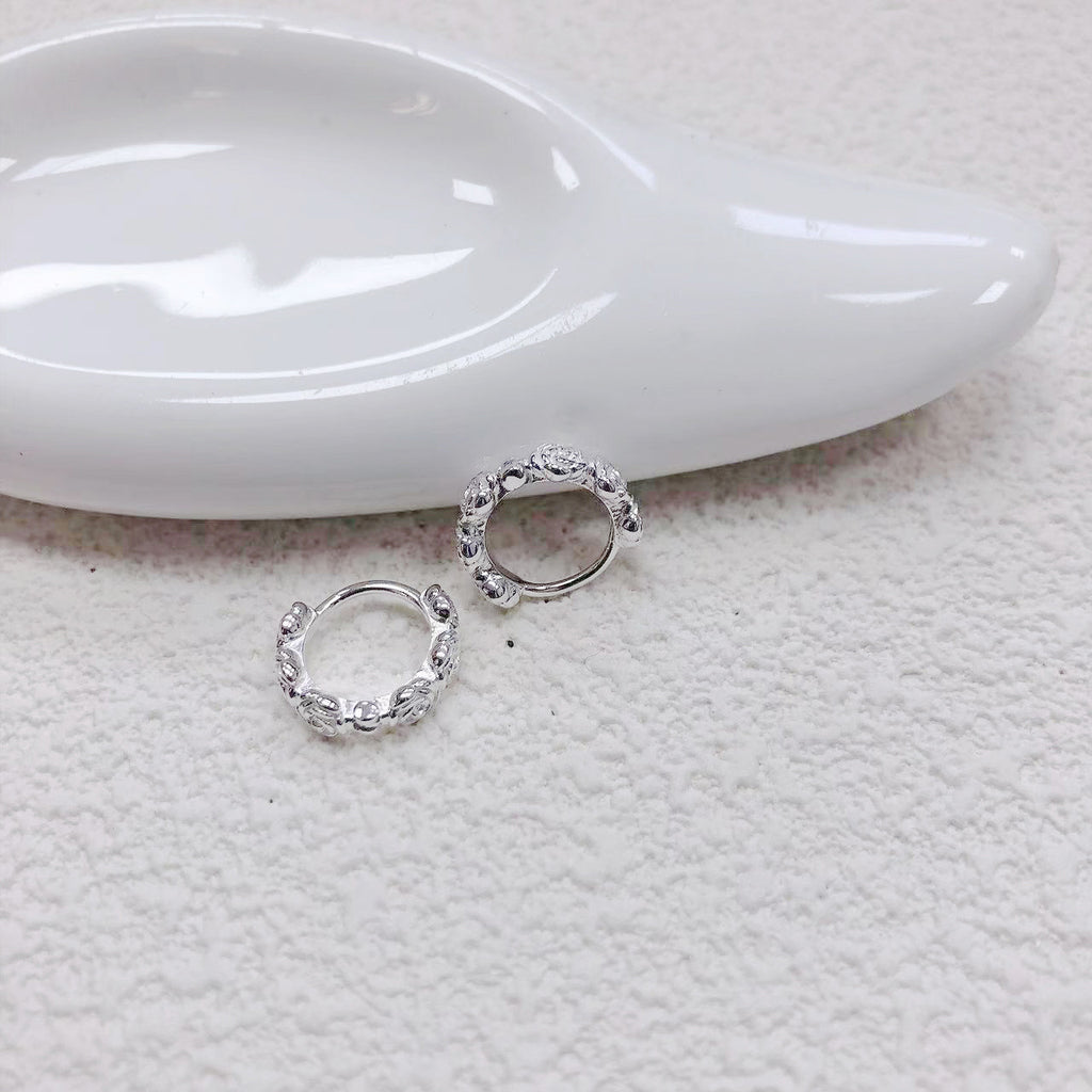 The S925 sterling silver rose earrings exude a high-end feminine charm. The quality ring ear les are gentle and sweet, and they are forest-style earrings