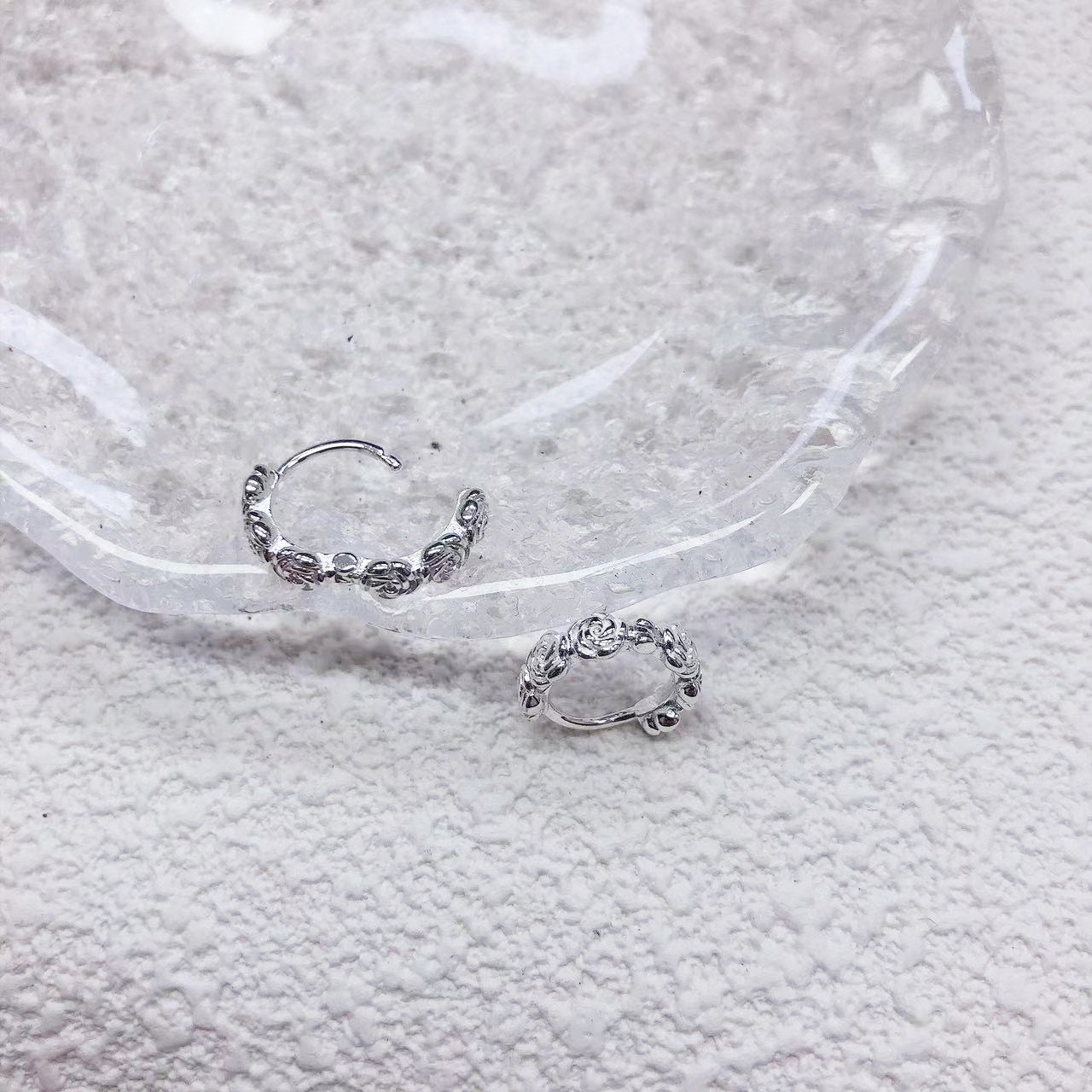 The S925 sterling silver rose earrings exude a high-end feminine charm. The quality ring ear les are gentle and sweet, and they are forest-style earrings